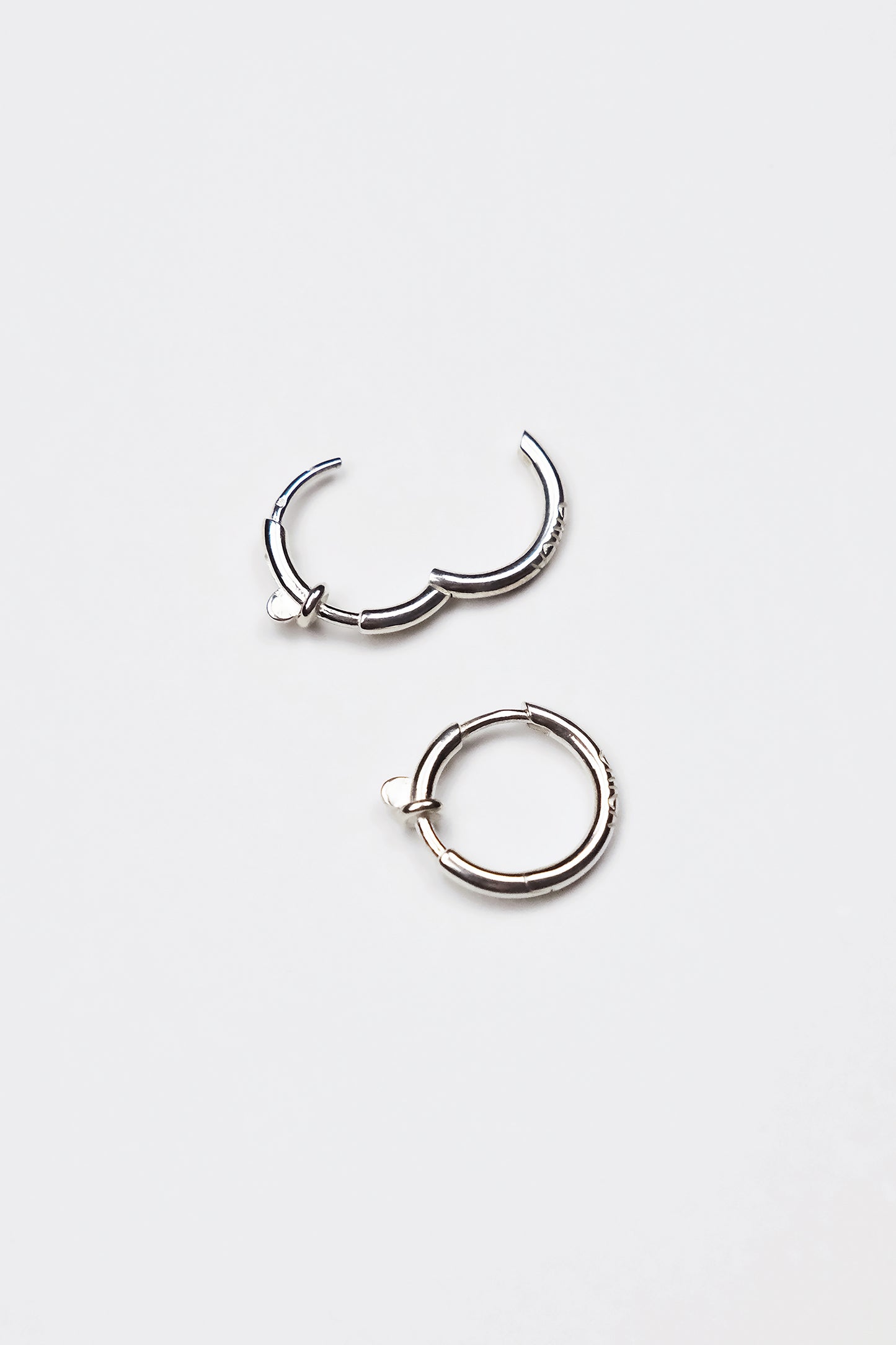 Linking Ear Medium Hoops [M]